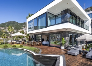 Luxuriöse Villen mit Panoramablick auf das Mittelmeer