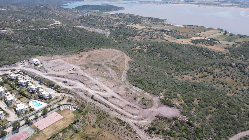 Villen im modernen Stil mit Seeblick.