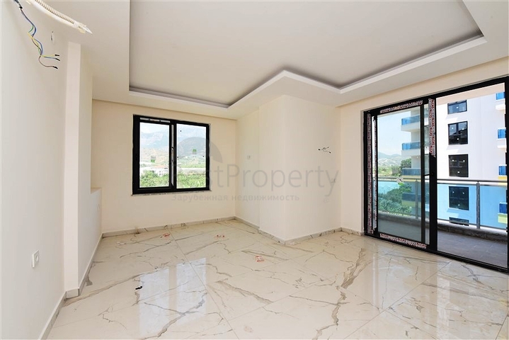 Zweizimmerwohnung mit Panoramablick auf die Berge im Stadtteil Mahmutlar