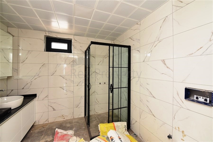 Zweizimmerwohnung mit Panoramablick auf die Berge im Stadtteil Mahmutlar