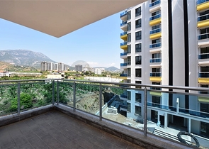 Zweizimmerwohnung mit Panoramablick auf die Berge im Stadtteil Mahmutlar