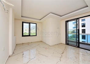 Zweizimmerwohnung mit Panoramablick auf die Berge im Stadtteil Mahmutlar