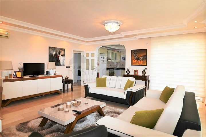 Villa mit Blick auf das Mittelmeer im Viertel Demirtas