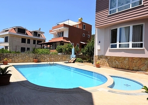 Villa mit Blick auf das Mittelmeer im Viertel Demirtas