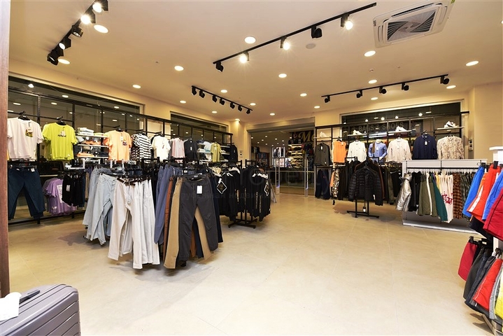 Geschäftsräume in einem Einkaufszentrum im Stadtteil Okurcalar 