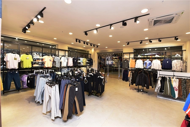 Geschäftsräume in einem Einkaufszentrum im Stadtteil Okurcalar 