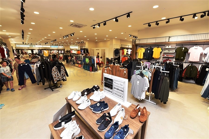 Geschäftsräume in einem Einkaufszentrum im Stadtteil Okurcalar 