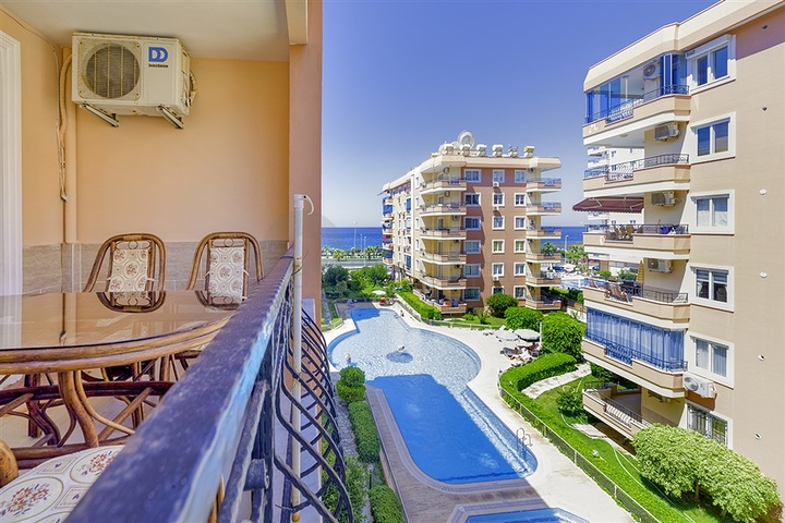 Apartment 2+1 an der ersten Küste in Mahmutlar