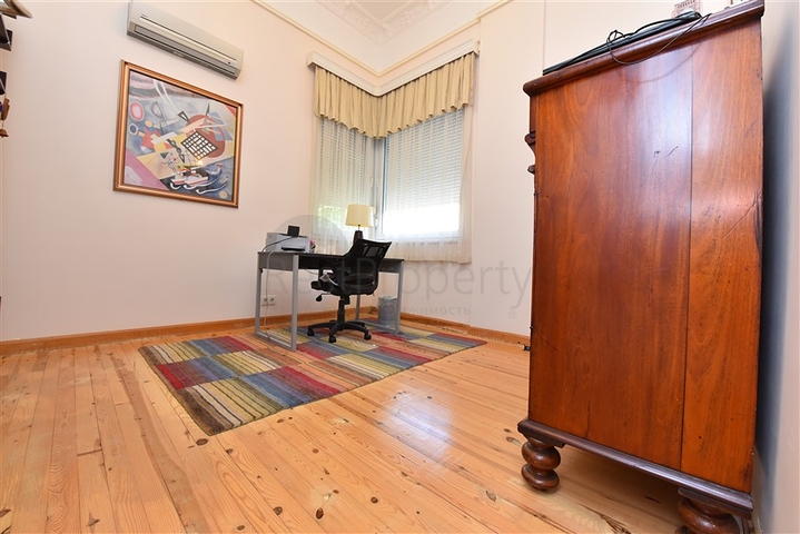 Villa mit 6+1 Grundriss mit separater Küche in Kestel