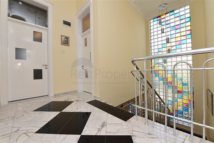 Villa mit 6+1 Grundriss mit separater Küche in Kestel