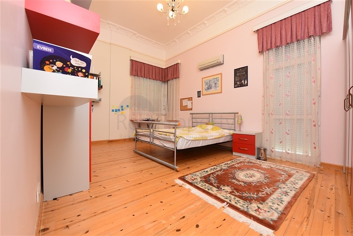 Villa mit 6+1 Grundriss mit separater Küche in Kestel