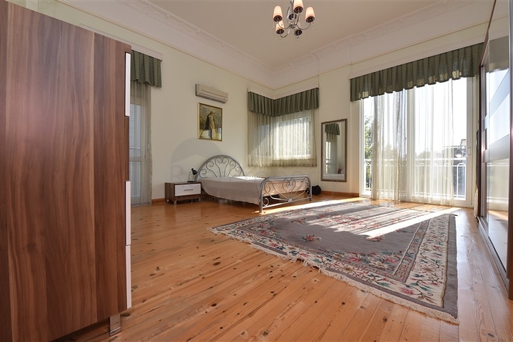 Villa mit 6+1 Grundriss mit separater Küche in Kestel