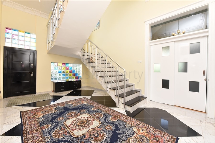 Villa mit 6+1 Grundriss mit separater Küche in Kestel