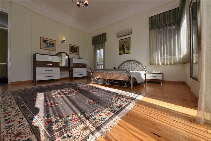 Villa mit 6+1 Grundriss mit separater Küche in Kestel