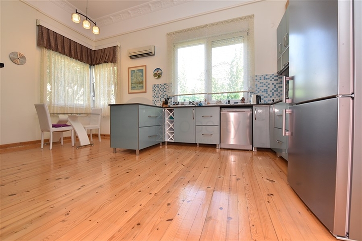 Villa mit 6+1 Grundriss mit separater Küche in Kestel