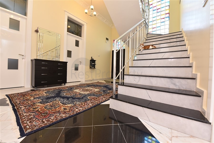 Villa mit 6+1 Grundriss mit separater Küche in Kestel