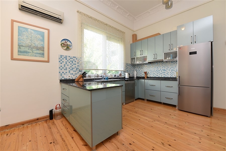 Villa mit 6+1 Grundriss mit separater Küche in Kestel