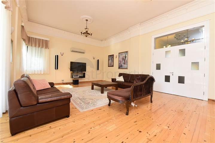 Villa mit 6+1 Grundriss mit separater Küche in Kestel