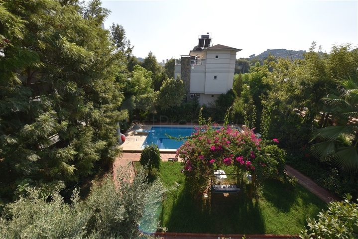 Villa mit 6+1 Grundriss mit separater Küche in Kestel