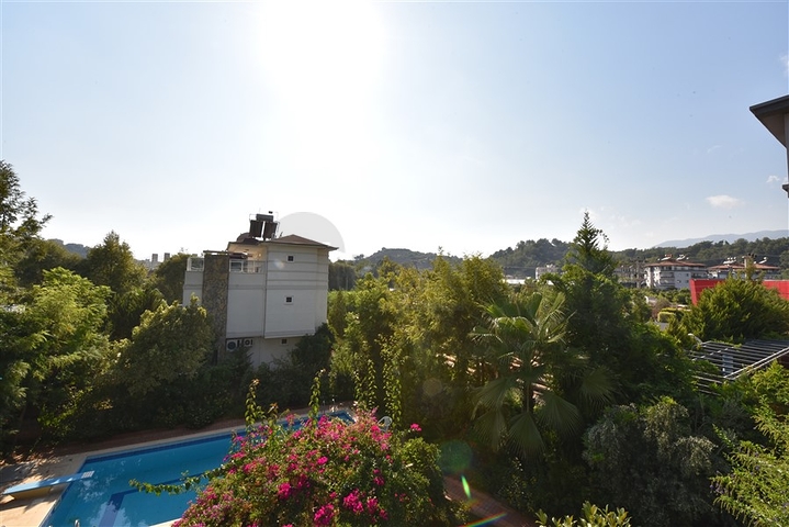 Villa mit 6+1 Grundriss mit separater Küche in Kestel