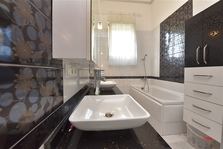 Villa mit 6+1 Grundriss mit separater Küche in Kestel