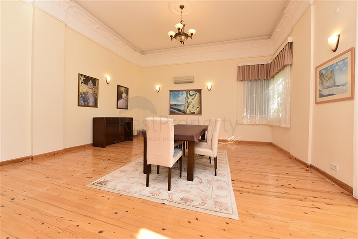 Villa mit 6+1 Grundriss mit separater Küche in Kestel