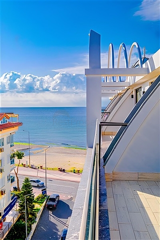 Penthouse 3+1 in einem neuen Komplex an der ersten Küste in Alanya