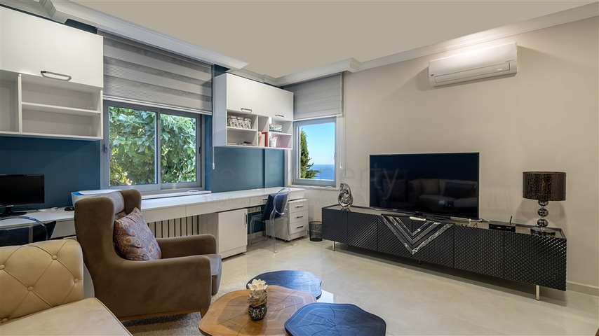 Geräumige Villa mit Meerblick im Zentrum von Alanya