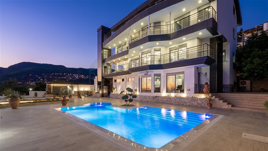 Geräumige Villa mit Meerblick im Zentrum von Alanya