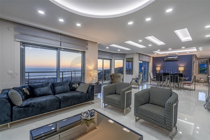 Geräumige Villa mit Meerblick im Zentrum von Alanya