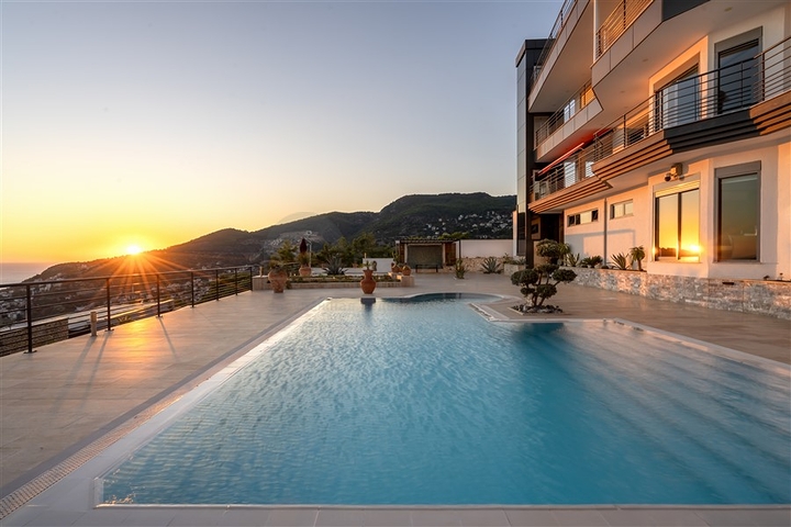 Geräumige Villa mit Meerblick im Zentrum von Alanya