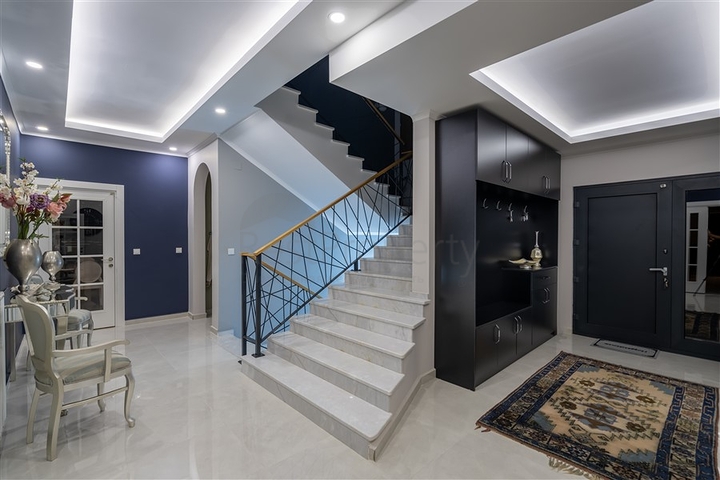 Geräumige Villa mit Meerblick im Zentrum von Alanya