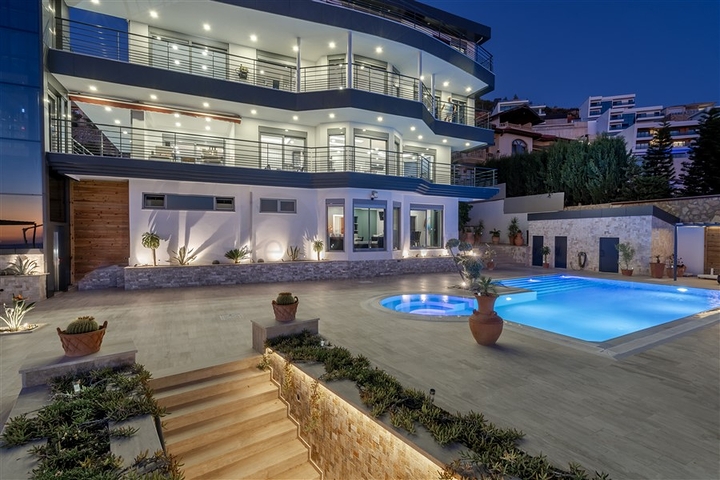 Geräumige Villa mit Meerblick im Zentrum von Alanya