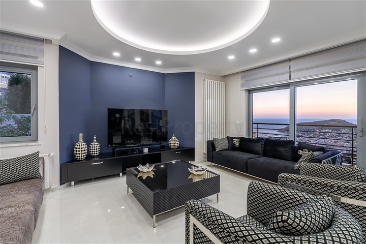 Geräumige Villa mit Meerblick im Zentrum von Alanya