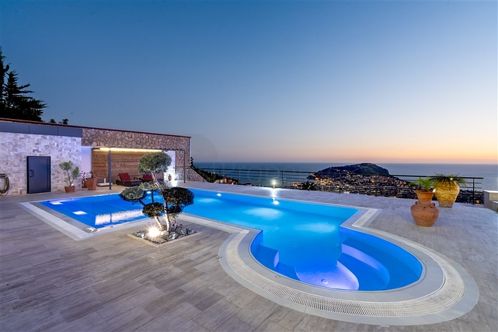 Geräumige Villa mit Meerblick im Zentrum von Alanya