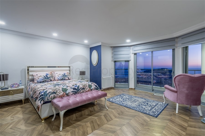 Geräumige Villa mit Meerblick im Zentrum von Alanya