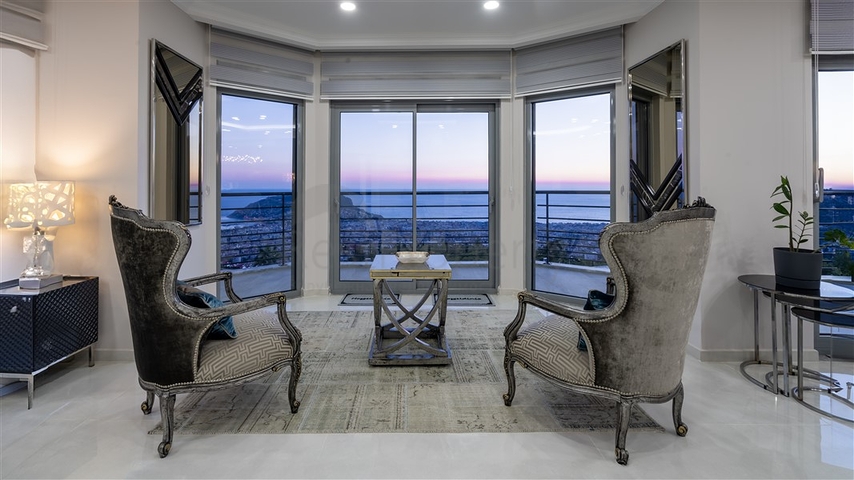 Geräumige Villa mit Meerblick im Zentrum von Alanya