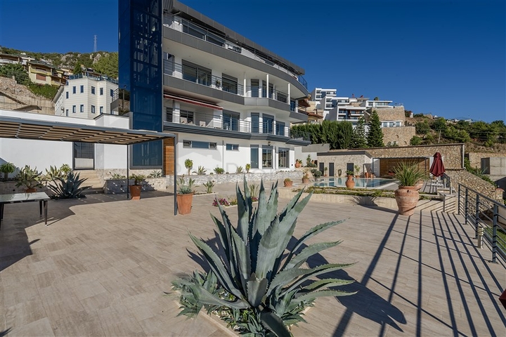 Geräumige Villa mit Meerblick im Zentrum von Alanya