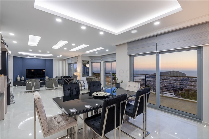 Geräumige Villa mit Meerblick im Zentrum von Alanya