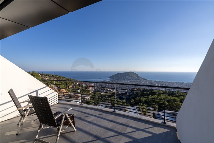 Geräumige Villa mit Meerblick im Zentrum von Alanya