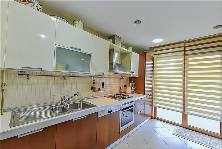 Wohnung 3+1 in erster Reihe mit eigenem Strand/Alanya Zentrum