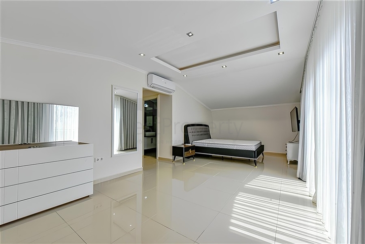 Luxuswohnung mit Meerblick und voller Infrastruktur im Herzen von Konakla 