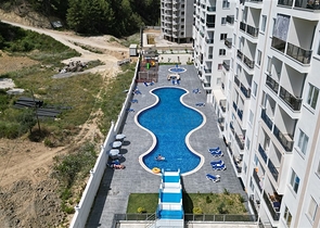 Gemütliche 1+1 Wohnung in einer Anlage umgeben von Nadelwäldern in Avsallar