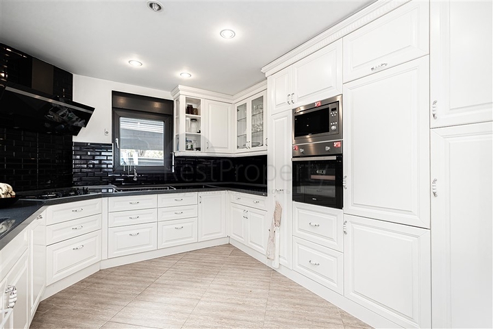 Die Villa mit Panoramablick auf das Mittelmeer ist der ideale Raum zum Leben und Entspannen