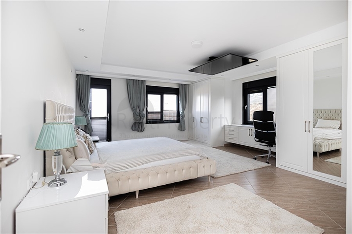 Die Villa mit Panoramablick auf das Mittelmeer ist der ideale Raum zum Leben und Entspannen