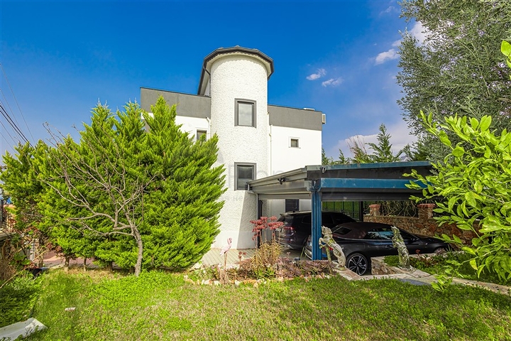 Die Villa mit Panoramablick auf das Mittelmeer ist der ideale Raum zum Leben und Entspannen