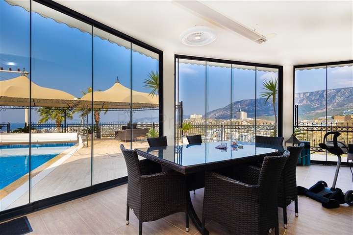 Die Villa mit Panoramablick auf das Mittelmeer ist der ideale Raum zum Leben und Entspannen