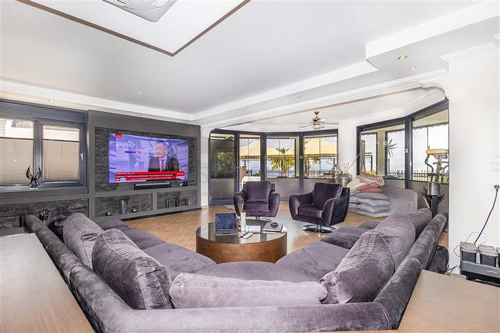 Die Villa mit Panoramablick auf das Mittelmeer ist der ideale Raum zum Leben und Entspannen