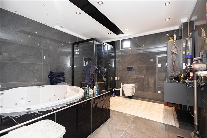 Die Villa mit Panoramablick auf das Mittelmeer ist der ideale Raum zum Leben und Entspannen