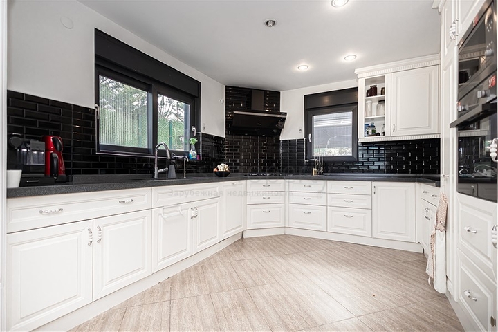 Die Villa mit Panoramablick auf das Mittelmeer ist der ideale Raum zum Leben und Entspannen